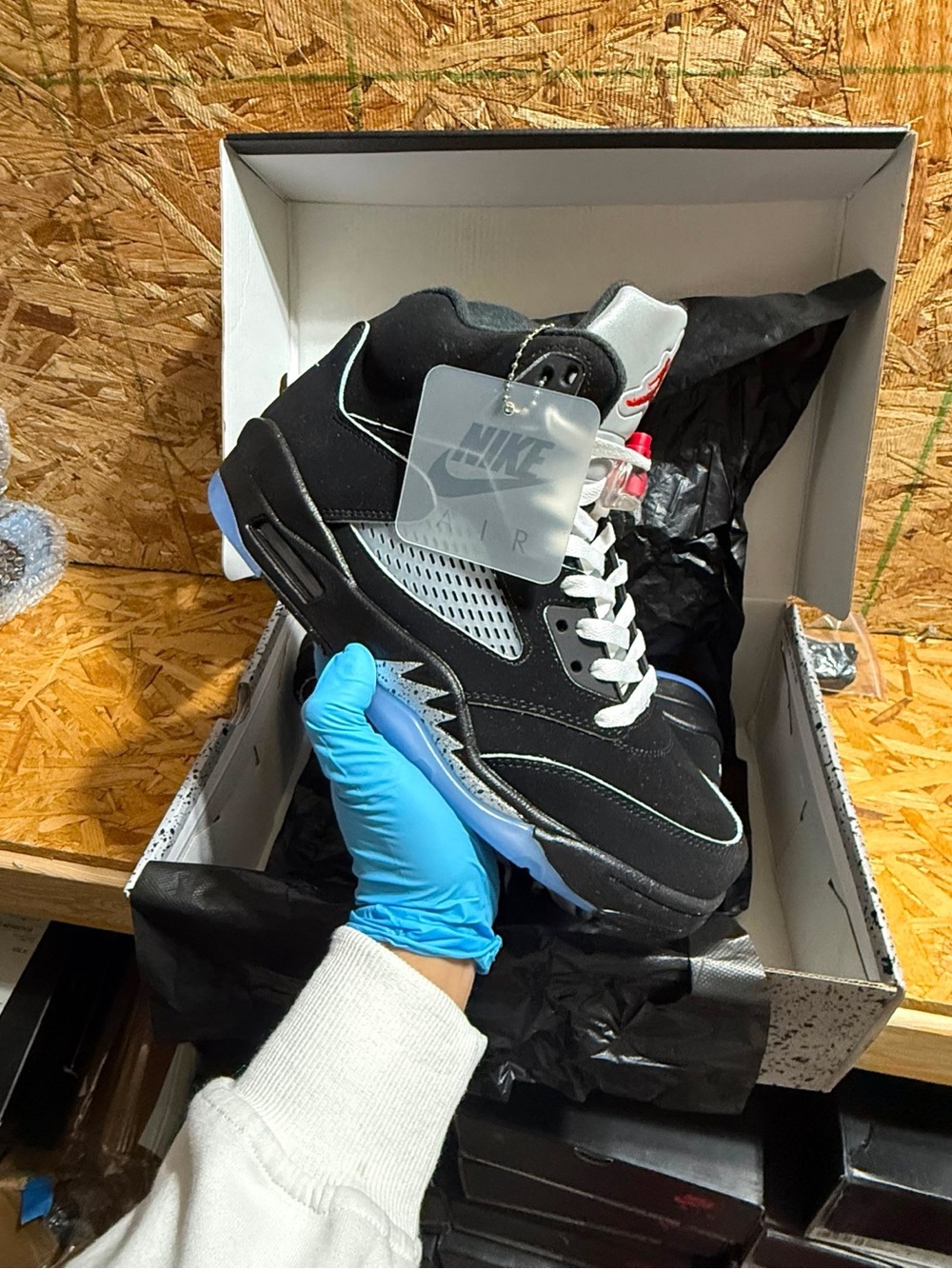 Air Jordan 5 Retro “Metallic Reimagined” 🖤 💙 (Women’s sizes)